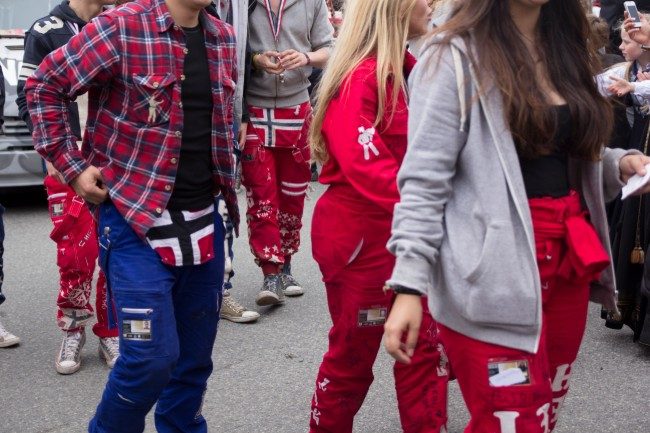 Bilde av flere ungdommer i russedress.Foto