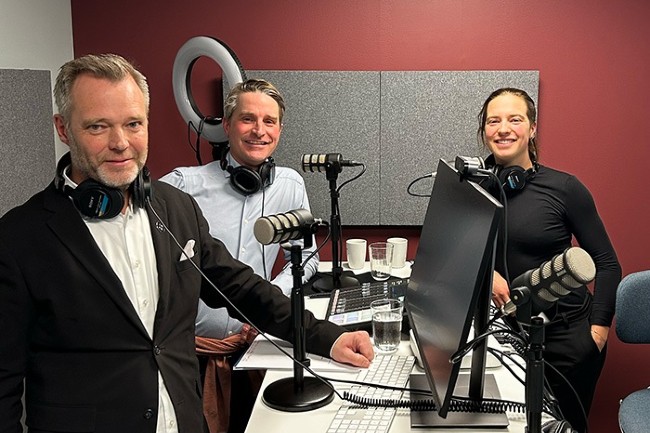 Hans-Petter Dalen, Finn Lützow-Holm Myrstad og Inga Strümke i podcast-studio.foto